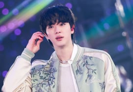 Jin de BTS, protagonista del letrero 'Seocho Underworld Signage' en Seocho, Seúl.. Primer lugar en la votación conmemorativa de junio