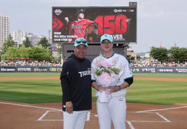 «Расширенная с тренером Ли Бом Хо» KIA Чон Хэ Ён и KBO провели церемонию награждения самых молодых людей в своей личной карьере за достижение 150 SV