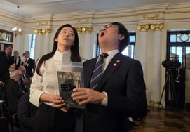 崔辉映长官，全智贤和"群体"僵尸姿势，"祝贺观众突破500万"