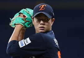 "Perfección hasta el 5to inning → primera calidad de salida": Protagonista del debut con victoria de abridor en el desarrollo de la KBO, 6⅓ entradas y 2 carreras permitidas: ¡increíble! 'Park Jun-young, la llama que brilló incluso en la derrota'