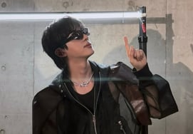 Army của chúng ta là nhất đó" Jin (BTS) yêu fan, nụ hôn tay cảm ơn ngày debut ♥
