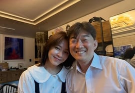 『再婚』カン·ソンヨン、神経科医 ♥チャン·ミヌクと『ツーショット』..「美しい」
