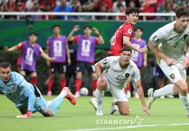 [Foto] Hwang In-beom «verifica la trayectoria del balón hasta el final»