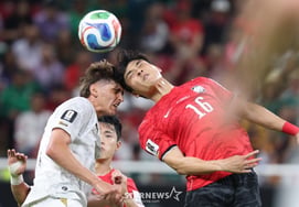 [Foto] Park Jin-seop en una 'intensa lucha por el balón aéreo'