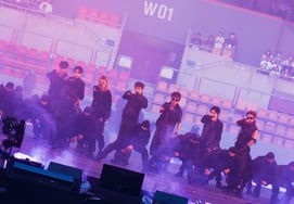 BTS gặp gỡ 110,000 khán giả tại Busan"Mong là các bạn sẽ cảm nhận và tận hưởng hết mình những cảm xúc quý giá"