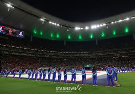 [Photo] Large South Korean flag covering half of the stadium