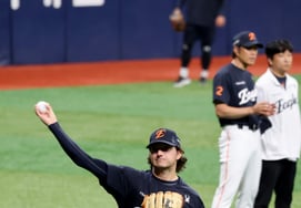 [Photo] 'Warming up with catch' Hanwha White