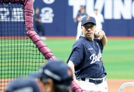 [Photo] "It's not easy to throw a pitch, right?" Hanwha Coach Ko Dong-jin