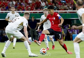 [Photo] Son Heung-min 'Surrounded on all sides, let's break through'