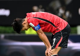 [Chụp ảnh] Son Heung Min bị gập lưng