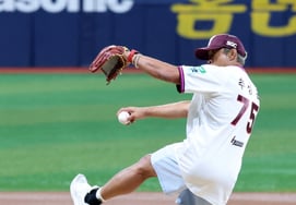 [フォト] '適当に投げることになるんじゃない？『高尺ドームの始球式を務めたチュ・ソンフン』
