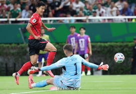 [Chụp ảnh] Son Heung Min 'Lẽ nào lại là cái này nữa?'