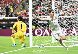 [Chụp ảnh] "Crazy đã ghi bàn thắng mở tỷ số bằng đầu."