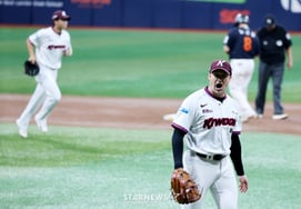 [フォト] 「私も自分が戸惑っている！」1回表、満塁の危機に直面したロゼンバーグ