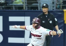 [Photo] 'Second-inning hit and reach' Yeo Dong-wook