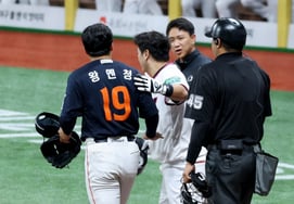[In a flash] 'Shocked by Choi Joo-hwan's hit-by-pitch' — Wang Yencheng rushes from the mound