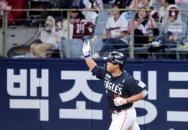 [Foto] Jonrón solitario de empate de Kang Baek-ho