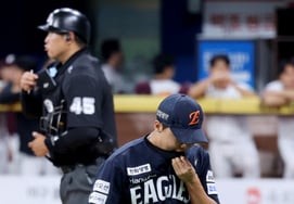 [De un vistazo] Jung Woo-ju es sustituido tras permitir un corredor en la parte baja del sexto inning con dos outs