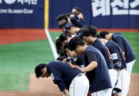 [フォト] 'キウムに3連敗' 重い足取りで退場するハンファ選手たち