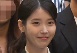 "Sigh, a good person"...IU spotted at wedding venue in 'considerate guest attire' [Star Issue]