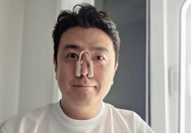 Choi Dong Seok (MX) quan tâm đến sắc đẹp trong ảnh họa báo cắt lông mũi