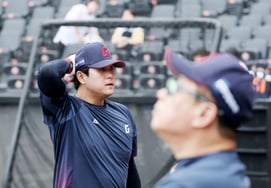 'It's my last year as a catcher with an 8 billion won contract' Lotte's Yu Gangnam sent back to the minors just two days after call-up... 'Baseball-less Monday': 6 players removed from 1st division rosters