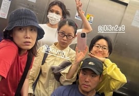 《与郑京浩诀别》崔秀英，与朋友们见面的近况用口罩遮住脸摆出"V"手势 [Star Issue]