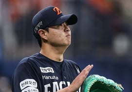 "He threw so well," even a veteran was impressed by the fiery pitching, which propelled the team from last place in ERA to third after the arrival of Owen White and Park Jun-young. Hanwha's starting rotation is finally complete.