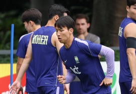 [Photo] Eom Ji-seong, a momentary breakthrough earns a thumbs-up