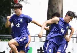 [Photo] Kim Min-jae and Zhao Weijie say "See you later"