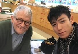 トップ、'巨匠' 故デイヴィッド・ホックニーの生前写真を公開..「マスター」追悼