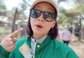 妊婦の体力に合っているのか？..パク·シンヘ、ペ·ヨンジュン家族と旅行→登山まで『たくましい』 [スター・イシュー]