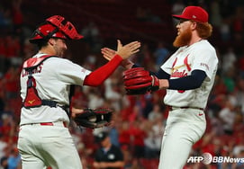 "Are you going to pitch the 9th?" → "Is that even a question?" Is he really a glass-arm pitcher? '9 strikeouts, 1 hit allowed' — career-first shutout... Song Sung-moon also went hitless in 4 at-bats, left in tears.