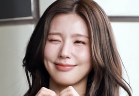 I-dle's Mi-yeon's 'Cute Wink' [★Photo]