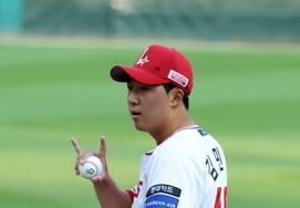 [一度にサッと] '出発が良い 1回表は三者凡退' 巨人相手に先発したSSGの右腕投手キム・ミンジュン