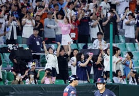 [Photo] Na Seung-yeop solo home run in the top of the 7th inning