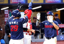 [Photo] Na Seung-yeop hits back-to-back home runs in the 7th and 8th innings