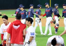 [Photo] 'Success in breaking the losing streak!' Lotte players celebrate victory