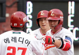 'Oh, another generation has passed!' Shortstop Choi Jung, slowly stepping down from third base → SSG Manager Lee Seung-yong: "Will use Go Myeong-jun at third base after calling him up"