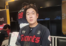 'First career consecutive at-bat home runs' Na Seung-yeop: "I don't look at the standings → We can climb high enough, we haven't even played 70 games yet"