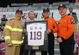 The team owner visited the first-base stands, continuing a 'sincere' gesture for 10 years for Doosan Park Jeong-won (Chairman)
