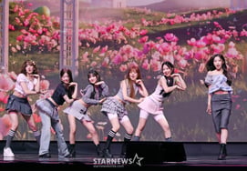 Yuspeer's 'Cute Comeback Stage' [★Photos]