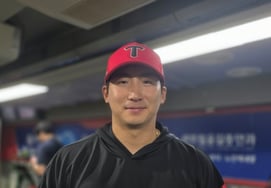 Đổi găng tay rách, Homerun 'Nữa' Homerun! Linh cảm của đội trưởng khiến tôi nổi da gà, KIA đã chấm dứt thất bại liên tiếp. Cảm giác thật kỳ lạ." [Hiện trường Gwangju]