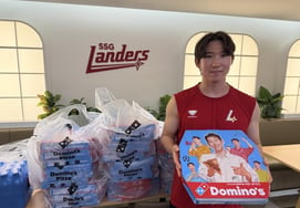 '80 Pizzas Delivered' SSG Park Sung-han's Message: "We Have the Power to Climb Up" [Incheon Field]