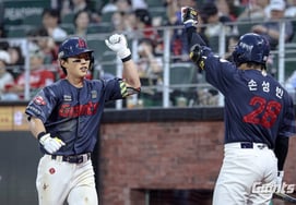 Lotte's Park Se-woong achieves his second win of the season with a '5th attempt, 6th try' effort, as Jeon Min-jae's back-to-back home runs and Hyun Do-hoon's 'one-out, bases-loaded iron wall pitching' came to his aid... SSG falls into a four-game losing slump [Incheon On-the-Ground Review]