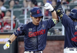 「欲張ると壊れますが…」「チョン·ミンジェの満塁ホームラン→決勝本塁打、キム·テヒョン監督も『サムズアップ』」 ロッテの『長打力のある遊撃手』が20本塁打まで伸ばす