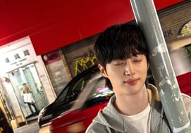 Byun Woo Suk khoe visual ấm áp tỏa sáng tại Hong KongĐôi mắt tươi trẻ và nụ cười tươi trẻ