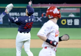 [In a flash] 'Lotte fans held their breath again today, but after holding on by one run,' Choi Jun-yong cheers