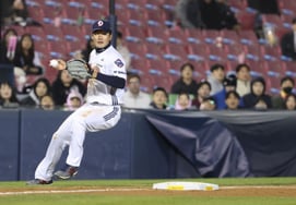 'また···安易なプレーにパク·チャンホが助言までしたのに→一体なぜ近い三塁を踏まず、二塁へ送球を誤ったのか [ジャムシル現場]