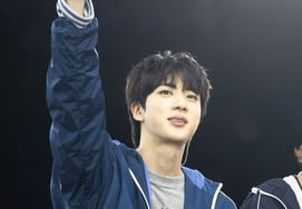 Jin (BTS) chia sẻ những câu chuyện thú vị với fan hâm mộChàng trai yêu fan chân chính."